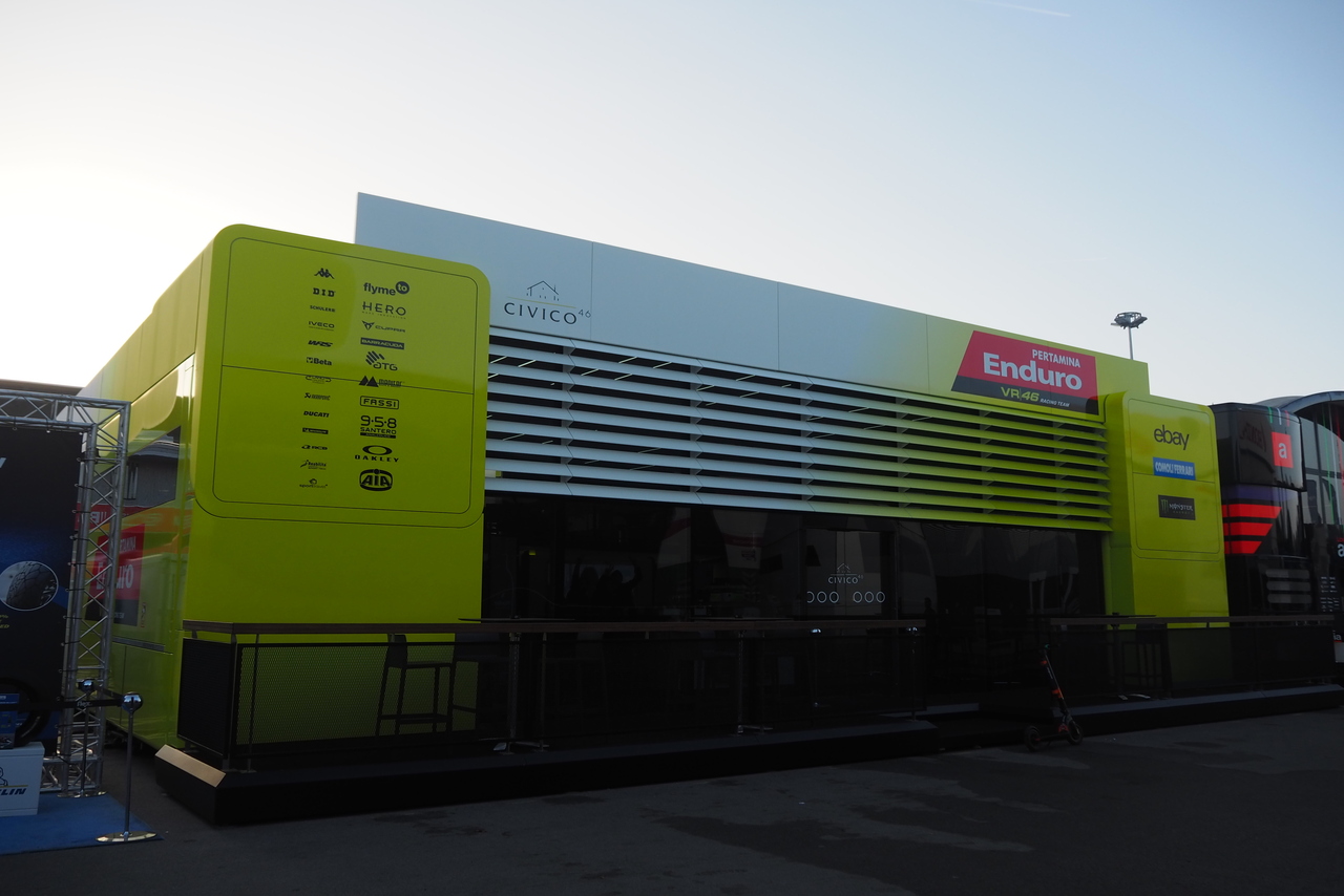 MotoGPチームのホスピ全見せ！様々な形に変身する『トレーラー』に注目／MotoGP現地取材記
