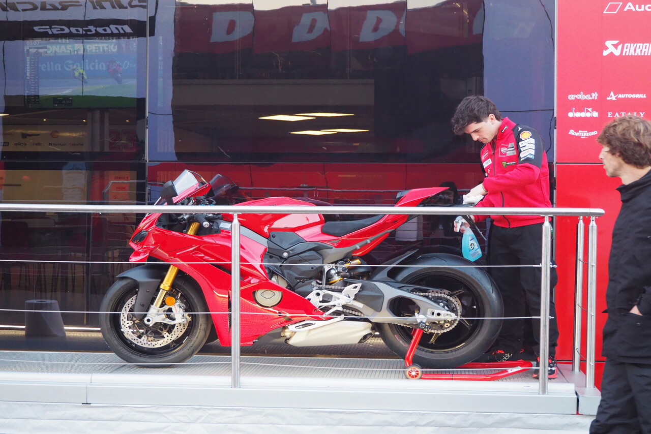 MotoGPチームのホスピ全見せ！様々な形に変身する『トレーラー』に注目／MotoGP現地取材記