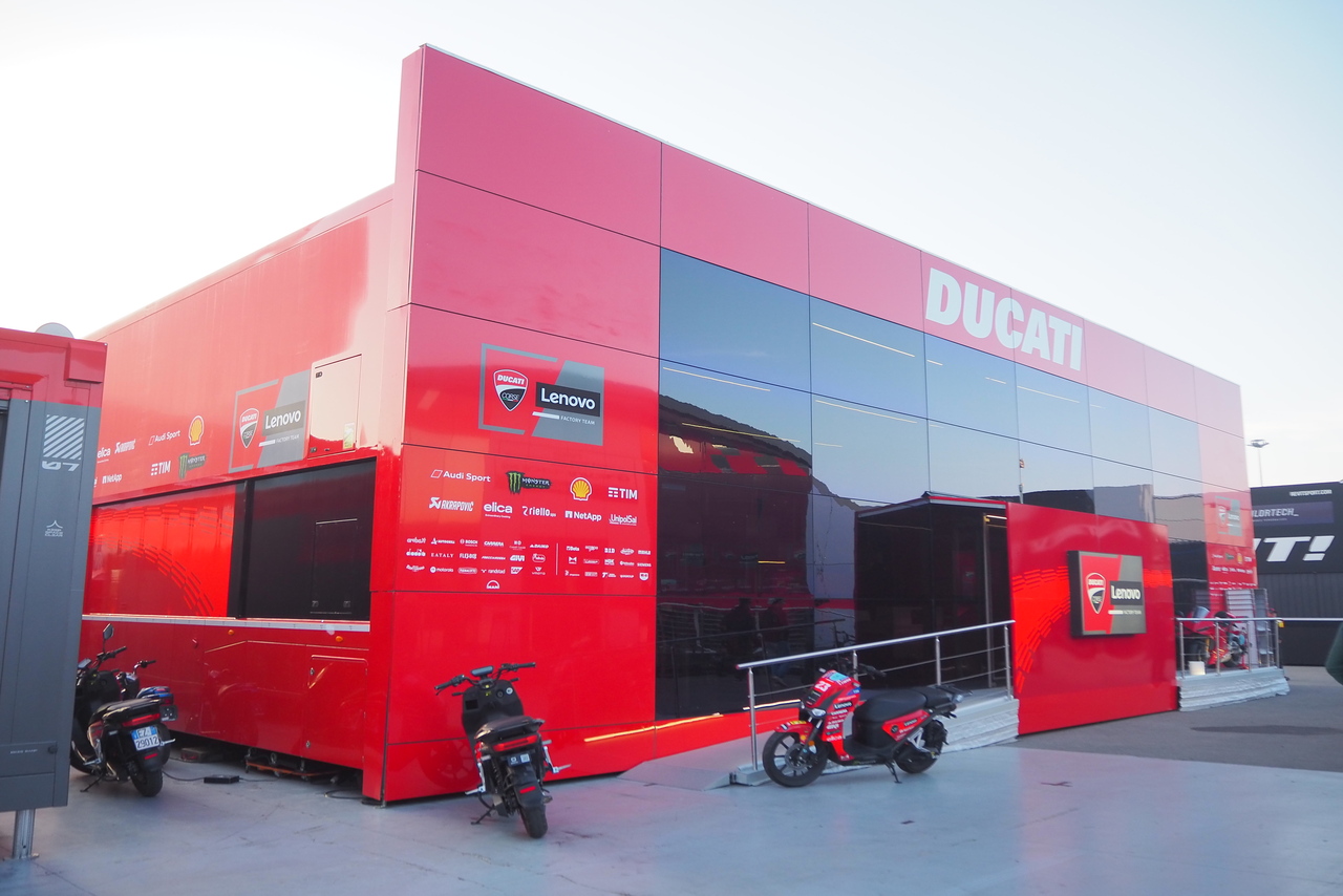 MotoGPチームのホスピ全見せ！様々な形に変身する『トレーラー』に注目／MotoGP現地取材記