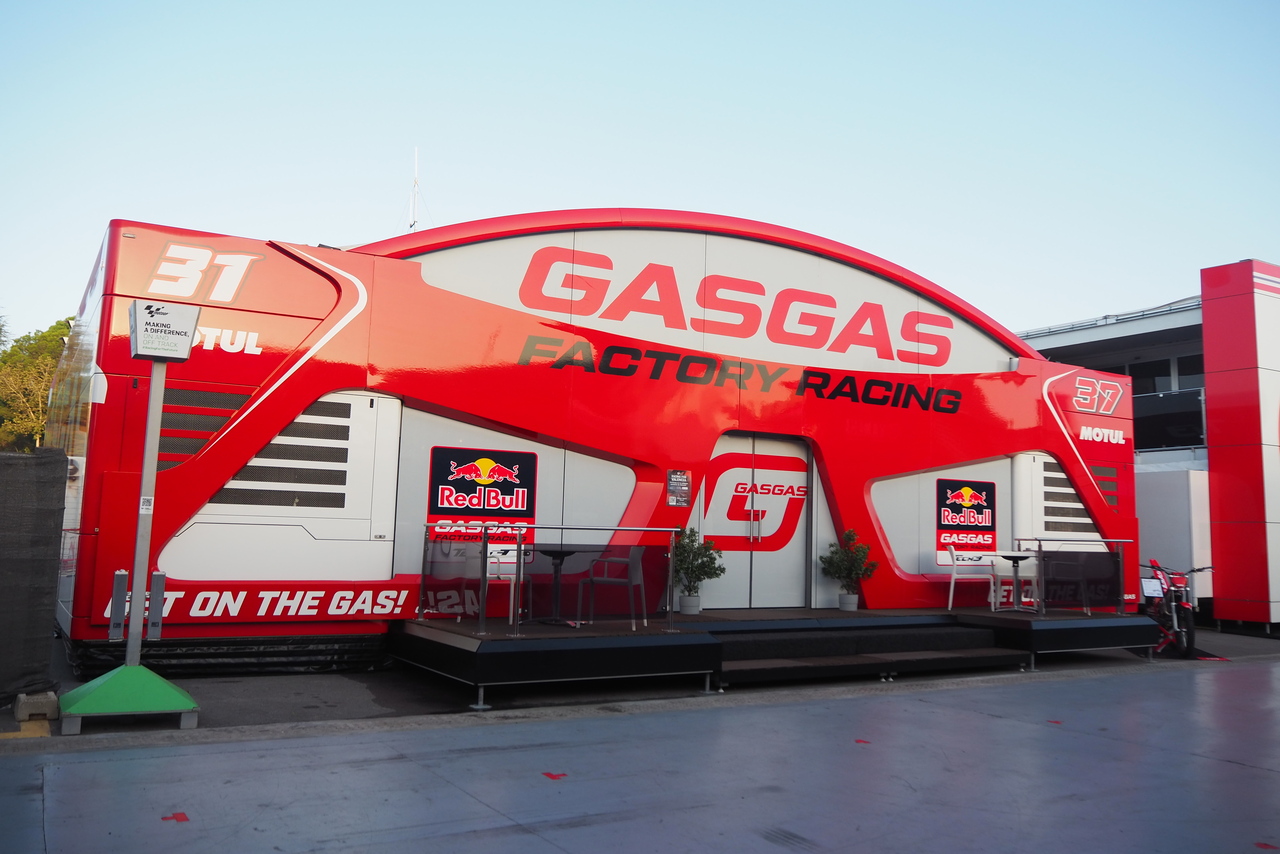 MotoGPチームのホスピ全見せ！様々な形に変身する『トレーラー』に注目／MotoGP現地取材記