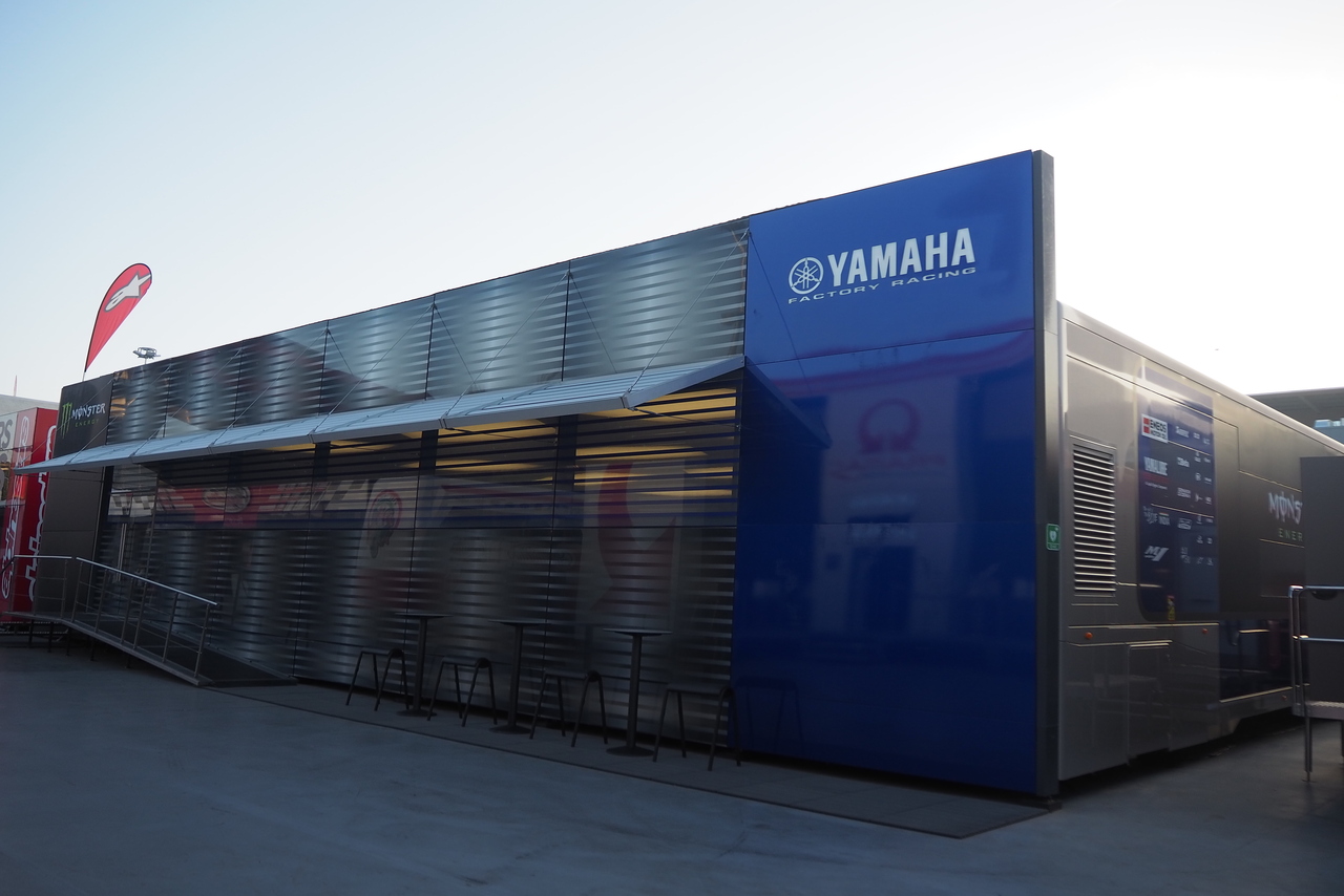 MotoGPチームのホスピ全見せ！様々な形に変身する『トレーラー』に注目／MotoGP現地取材記