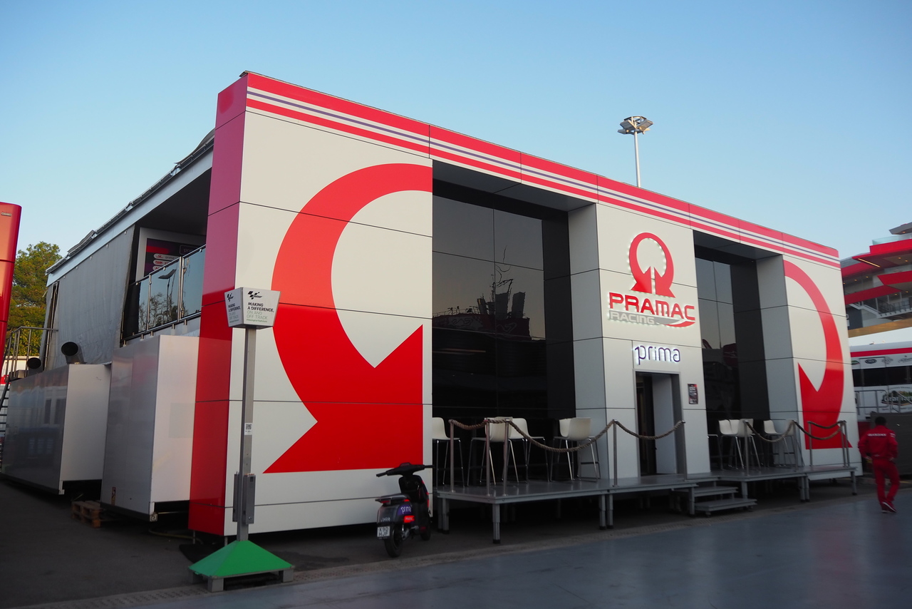 MotoGPチームのホスピ全見せ！様々な形に変身する『トレーラー』に注目／MotoGP現地取材記