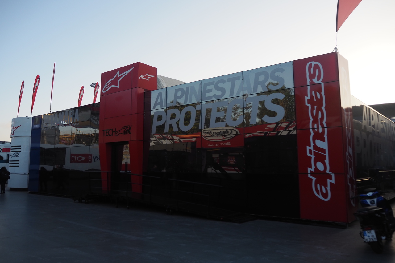 MotoGPチームのホスピ全見せ！様々な形に変身する『トレーラー』に注目／MotoGP現地取材記