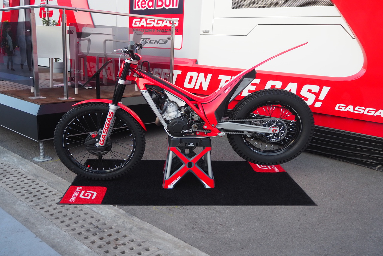 MotoGPチームのホスピ全見せ！様々な形に変身する『トレーラー』に注目／MotoGP現地取材記