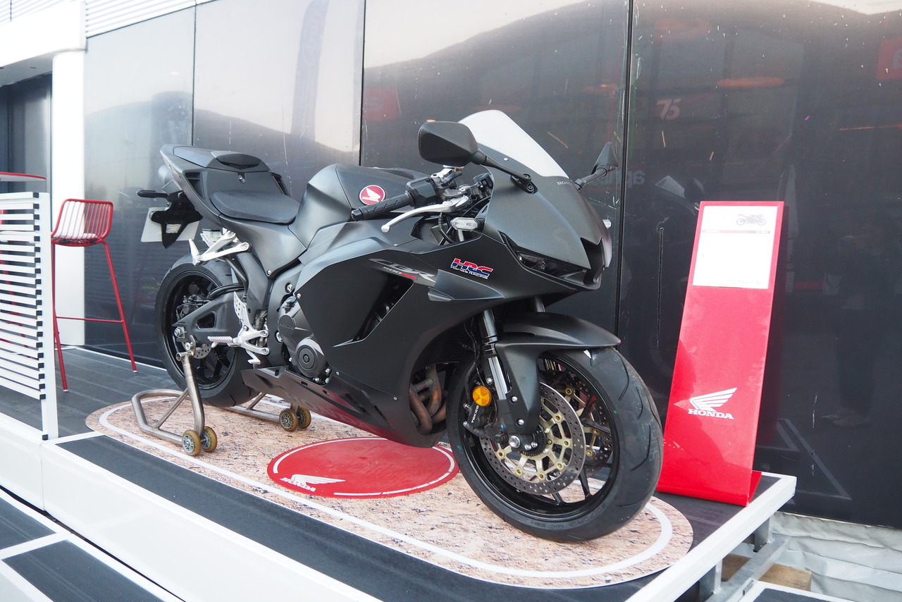 MotoGPチームのホスピ全見せ！様々な形に変身する『トレーラー』に注目／MotoGP現地取材記