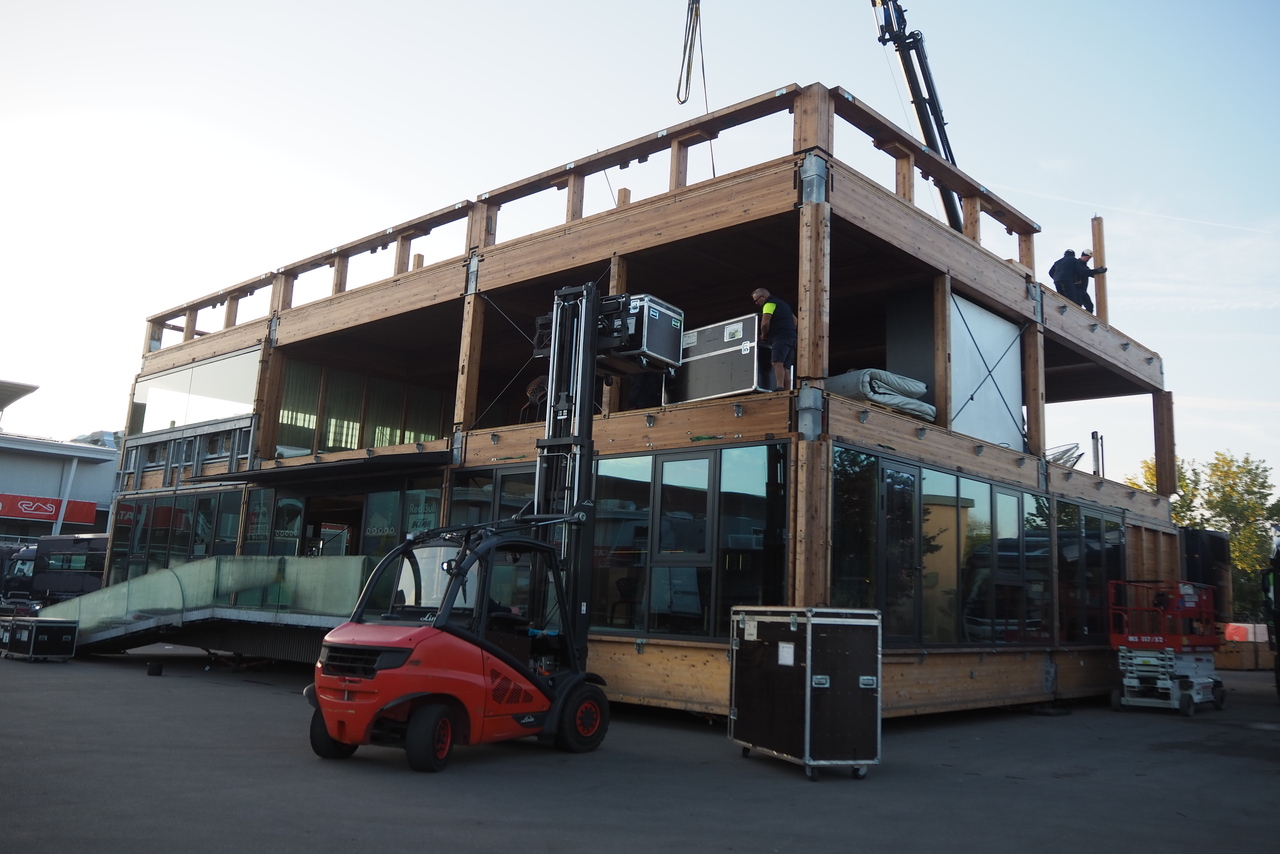 MotoGPチームのホスピ全見せ！様々な形に変身する『トレーラー』に注目／MotoGP現地取材記