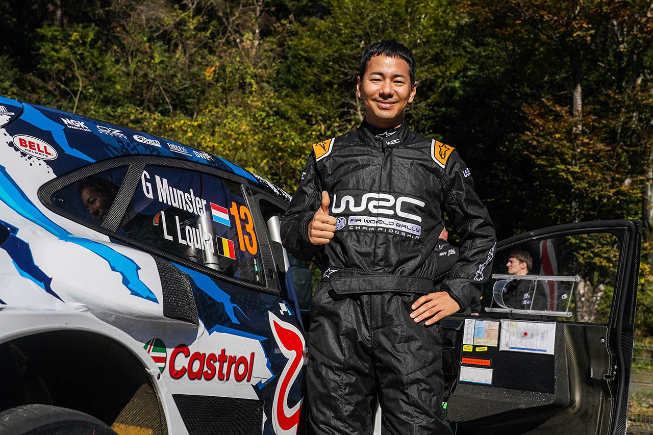 シェイクダウンでグレゴワール・ミュンスター（フォード・プーマ・ラリー1）のクルマに同乗走行をした元F1ドライバー・衆議院議員の山本左近