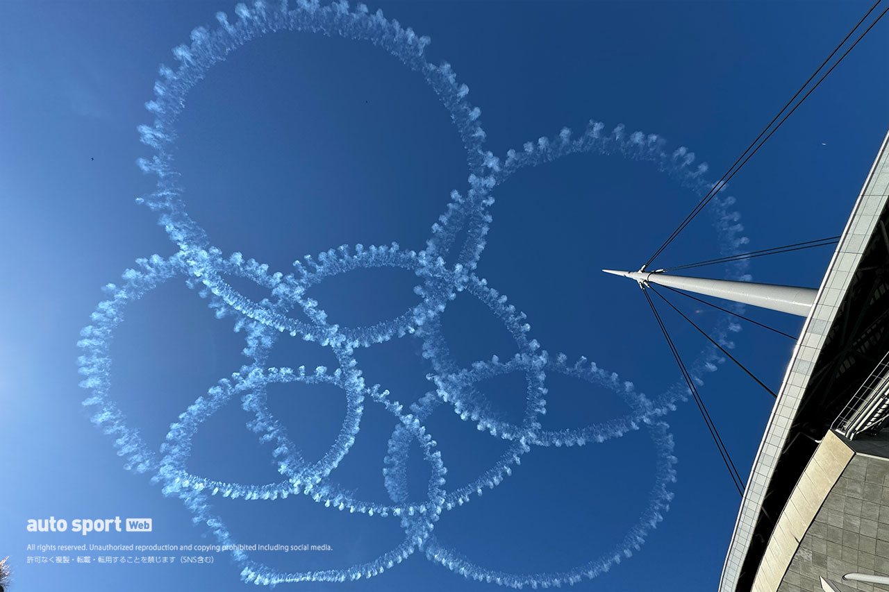 ブルーインパルスがラリージャパン2024で航空ショー。6機が豊田スタジアム上空で華麗なスモーク