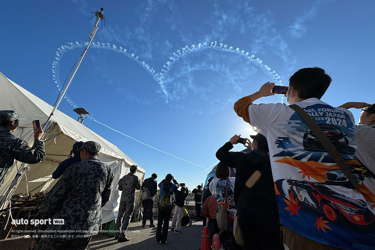 ブルーインパルスがラリージャパン2024で航空ショー。6機が豊田スタジアム上空で華麗なスモーク