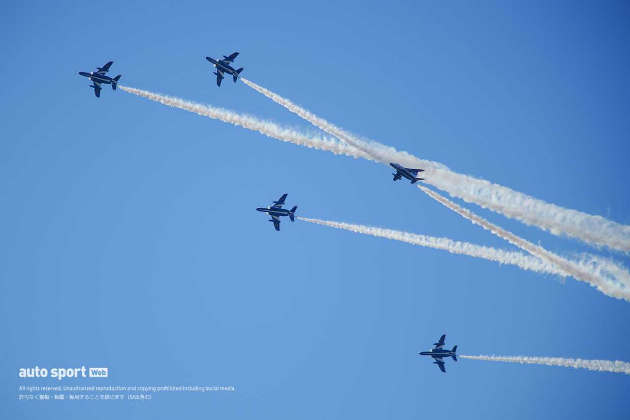 ブルーインパルスがラリージャパン2024で航空ショー。6機が豊田スタジアム上空で華麗なスモーク