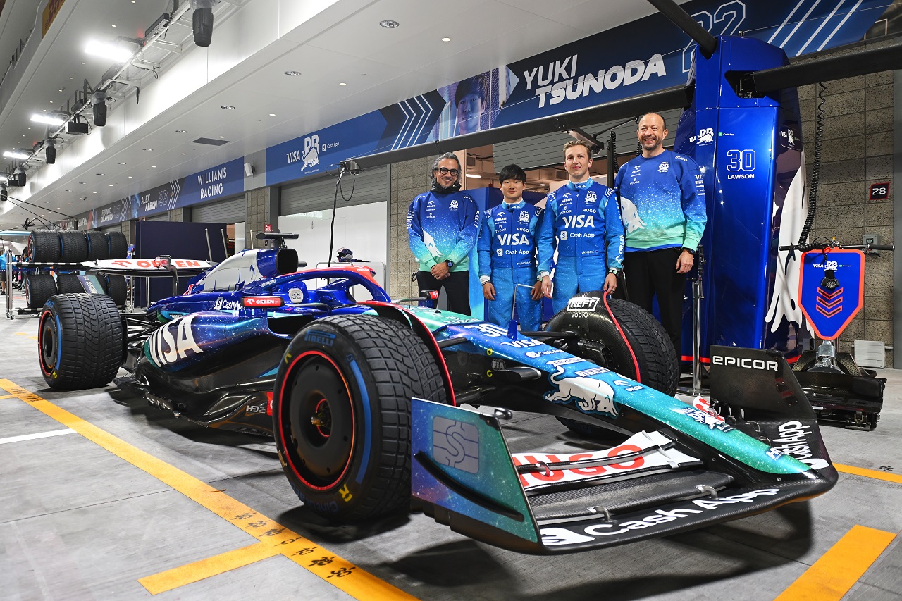 スペシャルカラーのマシンRB VCARB 01を披露する角田裕毅、リアム・ローソン、CEOピーター・バイエル、代表ローレン・メキース
