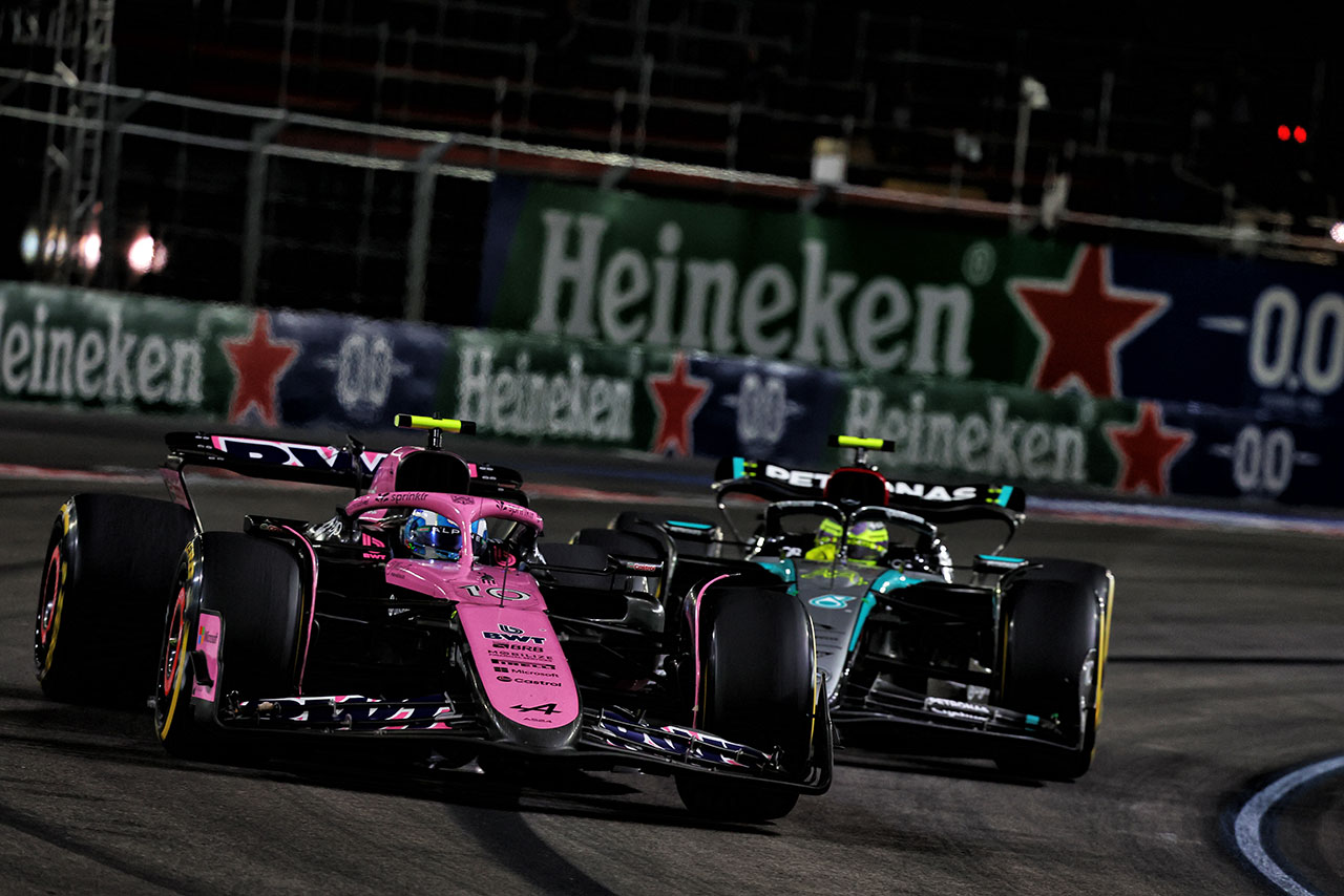 2024年F1第22戦ラスベガスGP　ピエール・ガスリー（アルピーヌ）とルイス・ハミルトン（メルセデス）