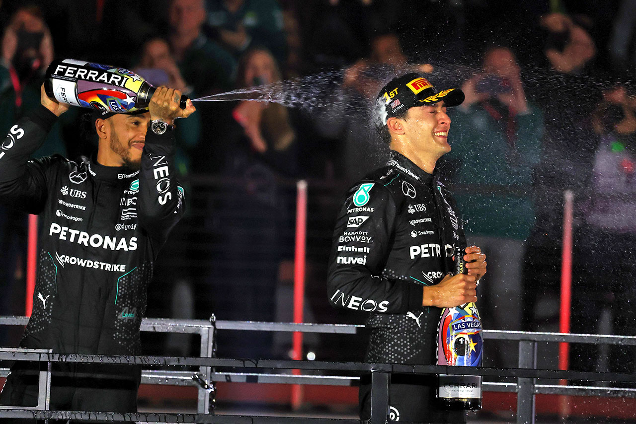 優勝のジョージ・ラッセル（メルセデス）と2位ルイス・ハミルトン（メルセデス）