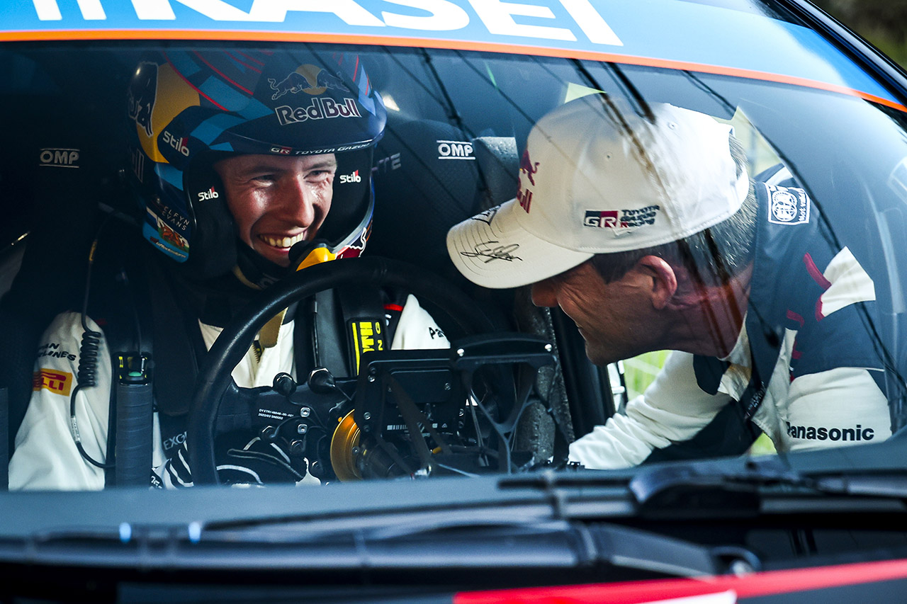 TGR-WRTのマニュファクチャラー選手権4連覇と今季初優勝をたたえ合うエルフィン・エバンスとセバスチャン・オジエ（ともにトヨタGRヤリス・ラリー1）