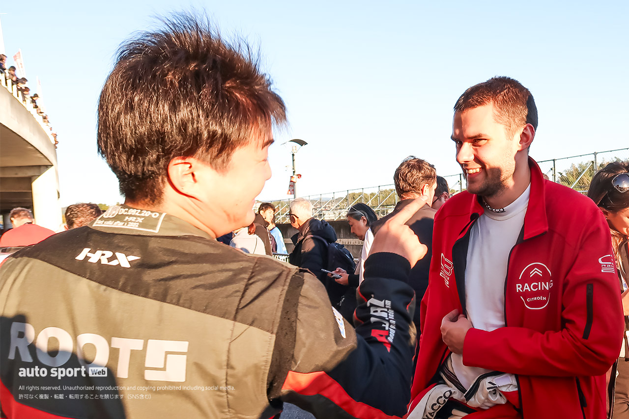 パルクフェルメでWRC2優勝のニコライ・グリアジン（シトロエンC3ラリー2）と談笑する新井大輝
