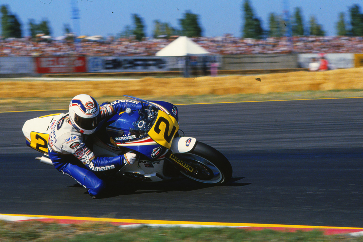 【RACERS重版出来記念】異なるアプローチで頂点を極めた2台のロスマンズホンダNSR。19年間の進化の足跡を辿る