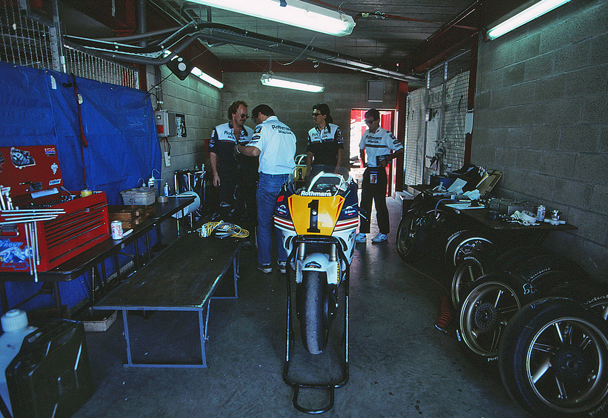 【RACERS重版出来記念】異なるアプローチで頂点を極めた2台のロスマンズホンダNSR。19年間の進化の足跡を辿る