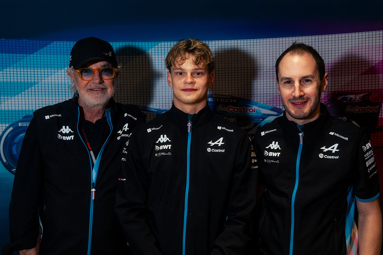 フラビオ・ブリアトーレ（アルピーヌF1エグゼクティブ・アドバイザー）、ポール・アーロン、オリバー・オークス（アルピーヌF1チーム代表）