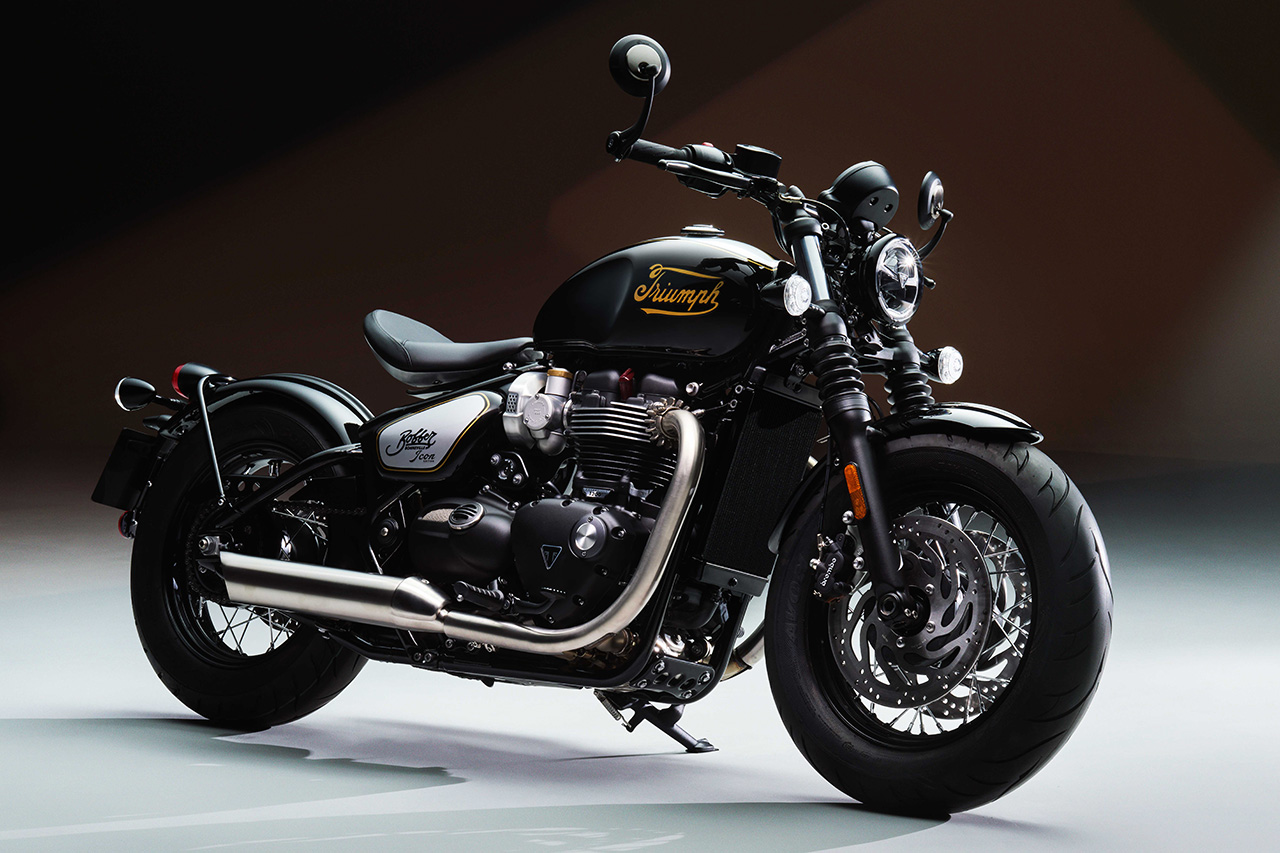 トライアンフ、限定シリーズ『アイコンエディション』の7車種を発表。111年の時を経て筆記体ロゴが復活