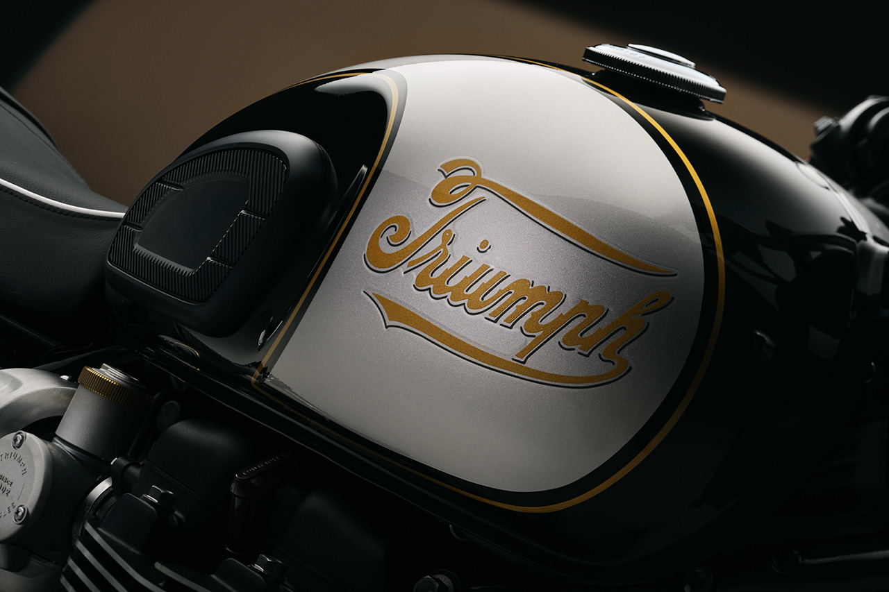 トライアンフ、限定シリーズ『アイコンエディション』の7車種を発表。111年の時を経て筆記体ロゴが復活