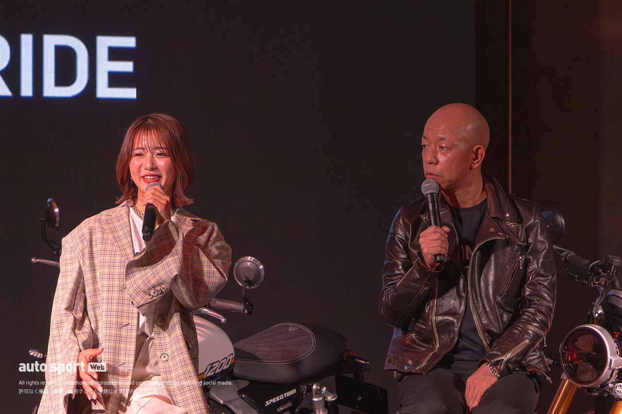 トライアンフの新型モデル発表会に平嶋夏海さんと小峠英二さんが登場「昔のトライアンフをそのまま改良したよう」
