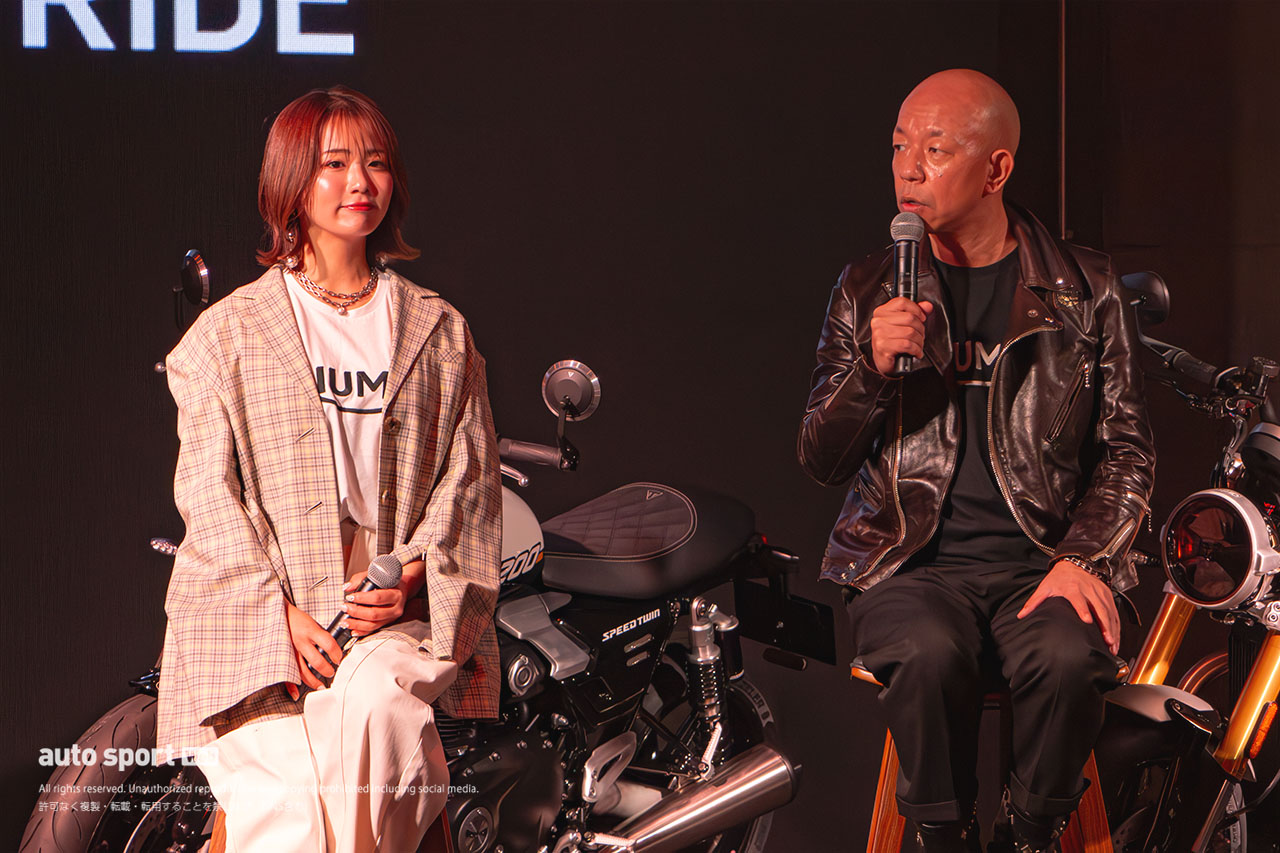 トライアンフの新型モデル発表会に平嶋夏海さんと小峠英二さんが登場「昔のトライアンフをそのまま改良したよう」