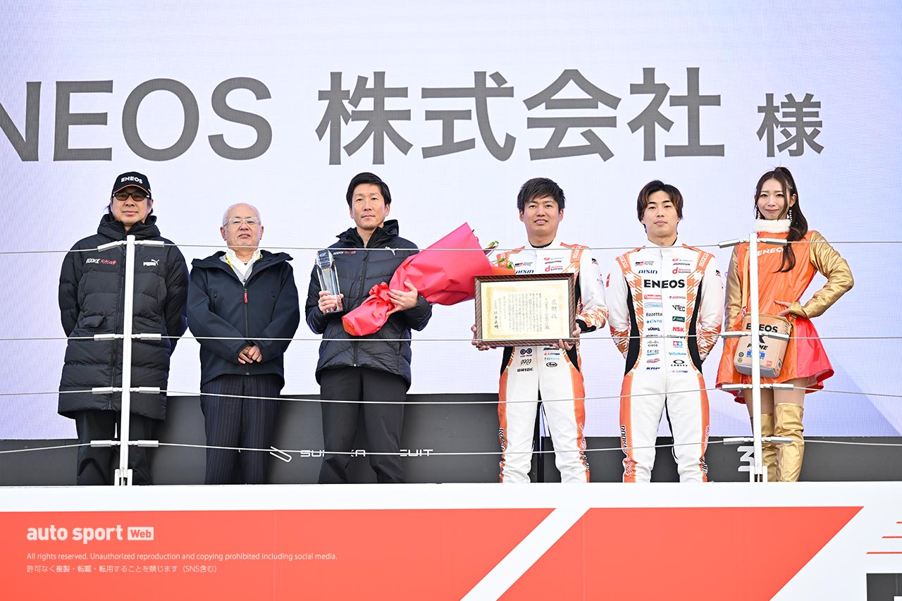スーパーGT参戦100戦を達成したグレイデッドドライバーとして佐々木大樹が表彰される