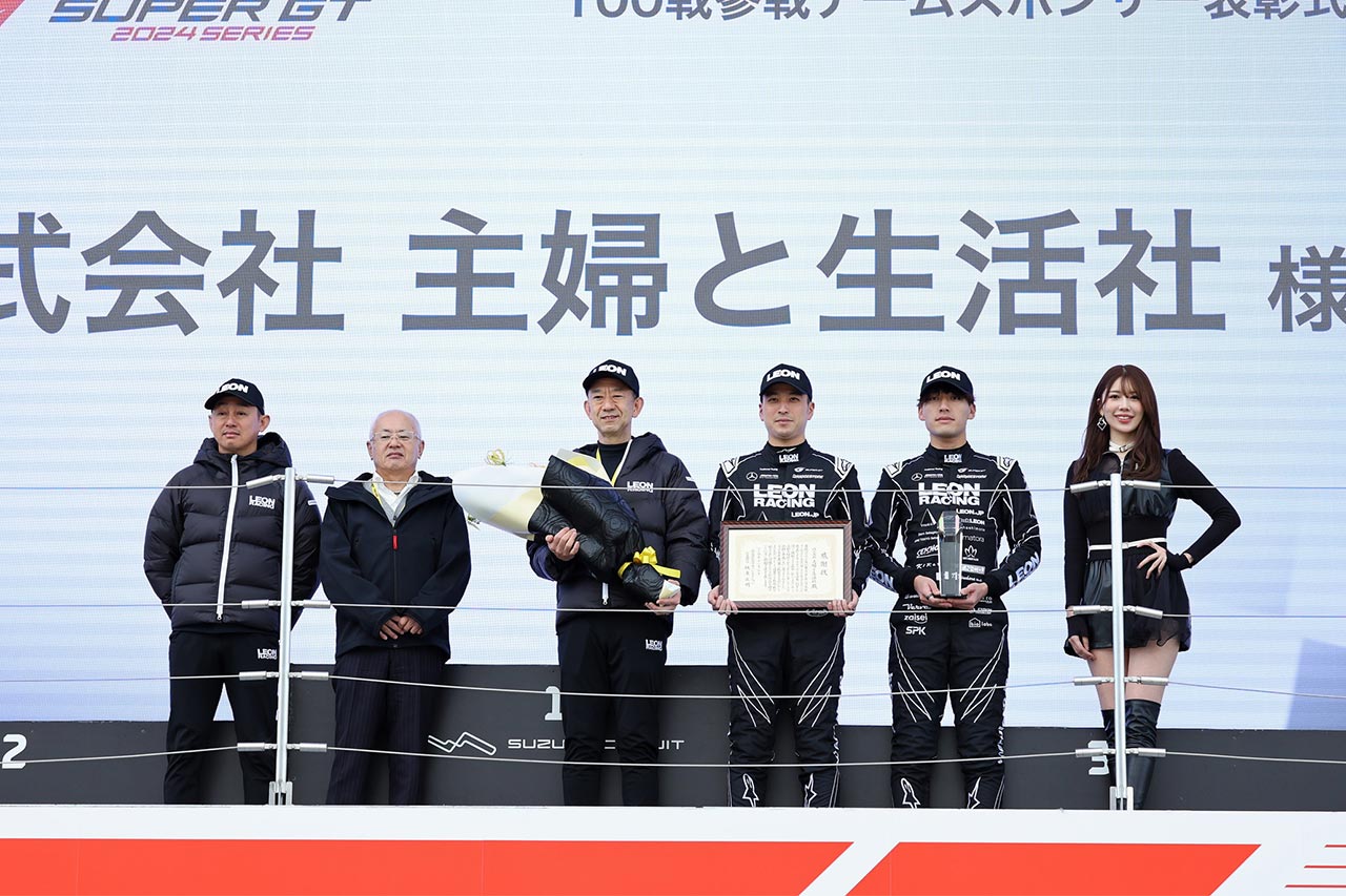 スーパーGT参戦100戦を達成したグレイデッドドライバーとして佐々木大樹が表彰される