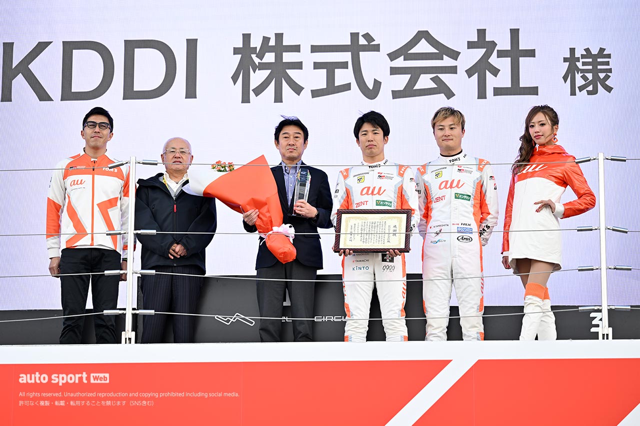 スーパーGT参戦100戦を達成したグレイデッドドライバーとして佐々木大樹が表彰される