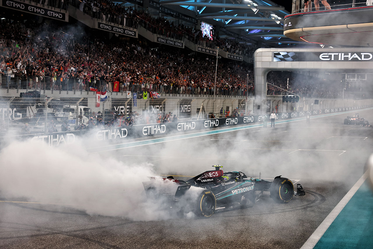 2024年F1第24戦アブダビGP　ドーナッツターンを見せたルイス・ハミルトン（メルセデス）
