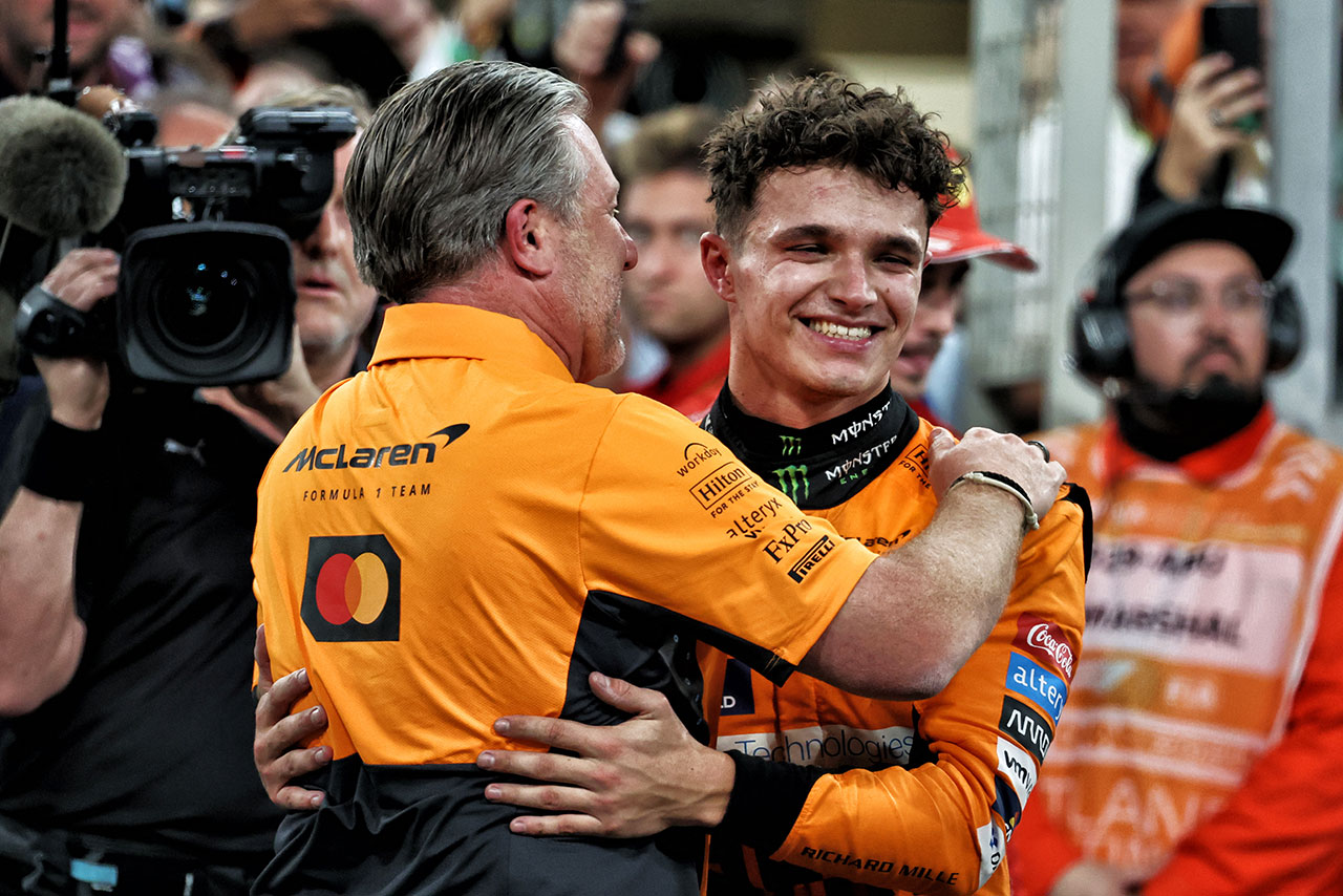 2024年F1第24戦アブダビGP　ランド・ノリス（マクラーレン）とザク・ブラウン（マクラーレン・レーシングCEO）