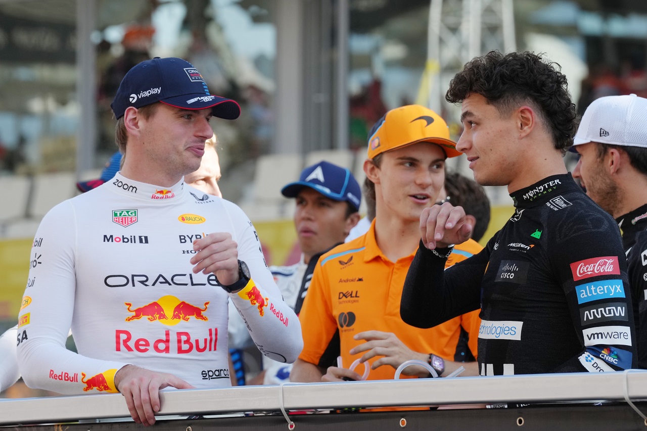 ドライバーズパレードでのマックス・フェルスタッペン（レッドブル）、ランド・ノリス（マクラーレン）、オスカー・ピアストリ（マクラーレン）