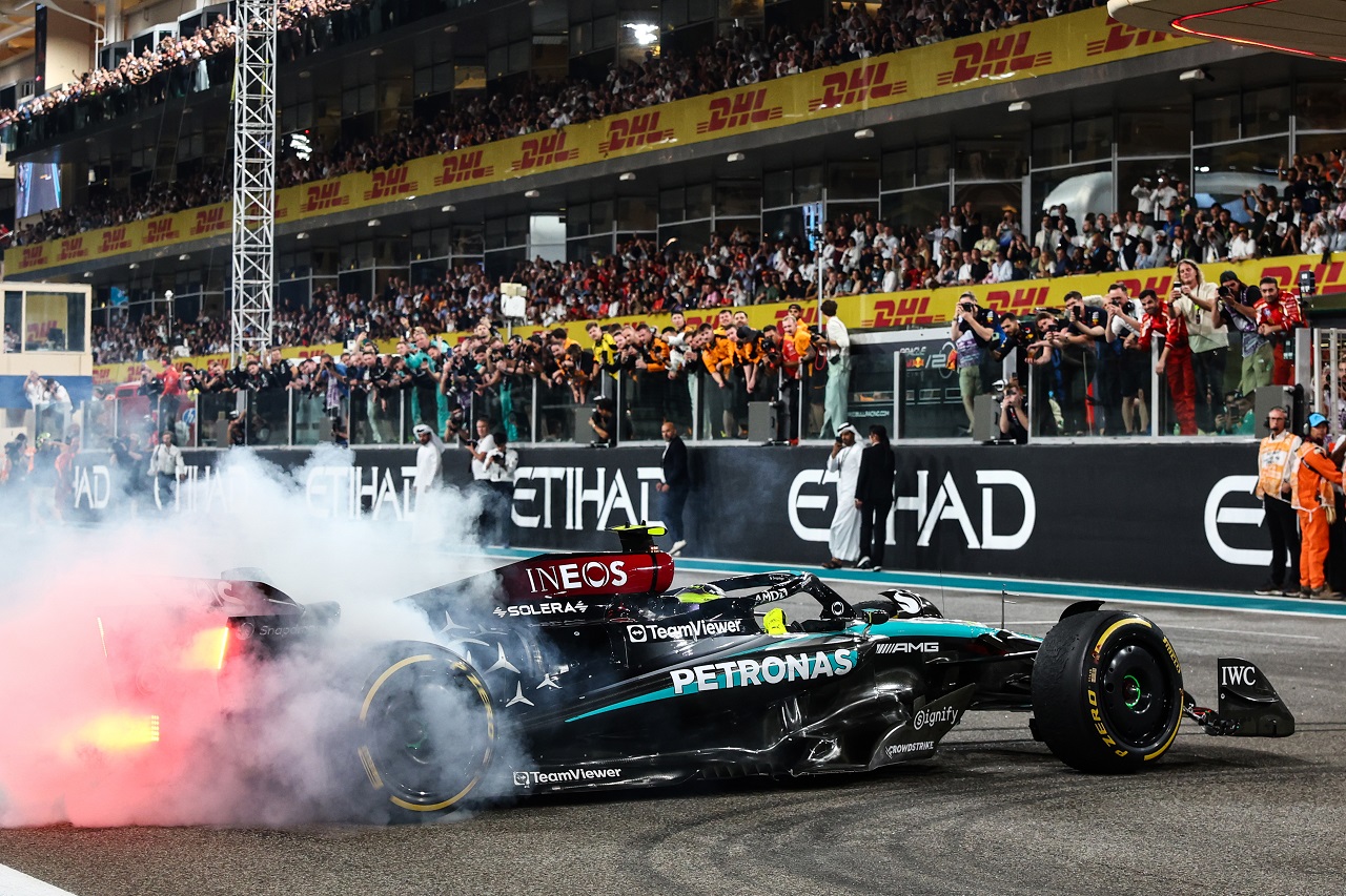 ルイス・ハミルトン（メルセデス）がレース後にドーナツターンを披露