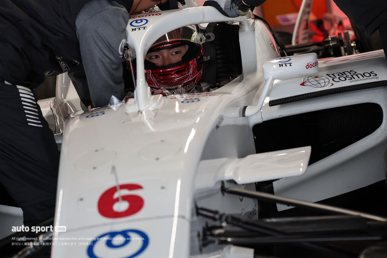6号車に乗り込む牧野任祐（DOCOMO TEAM DANDELION RACING）