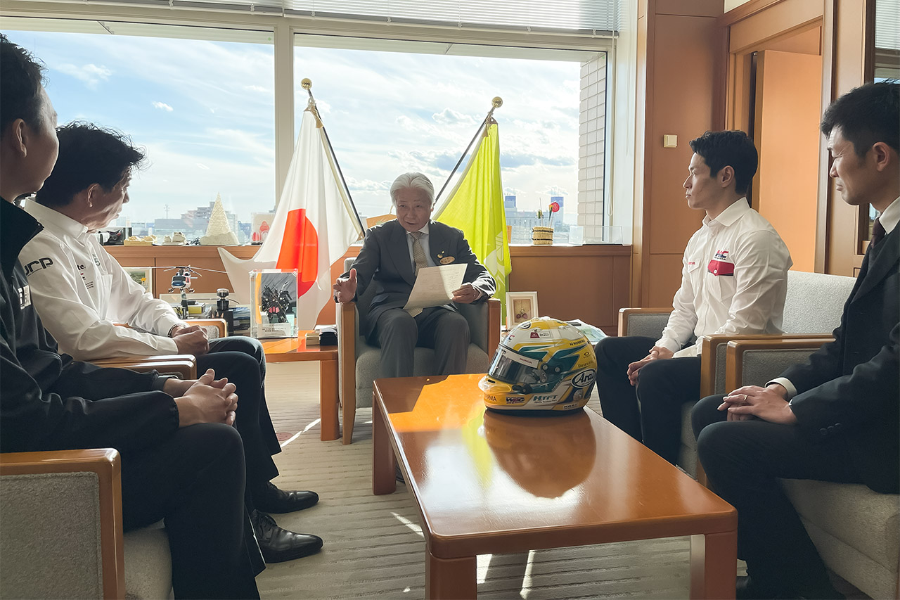 山本尚貴が栃木県庁へ表敬訪問。スーパーフォーミュラ現役引退と今後の活動を福田知事へ報告