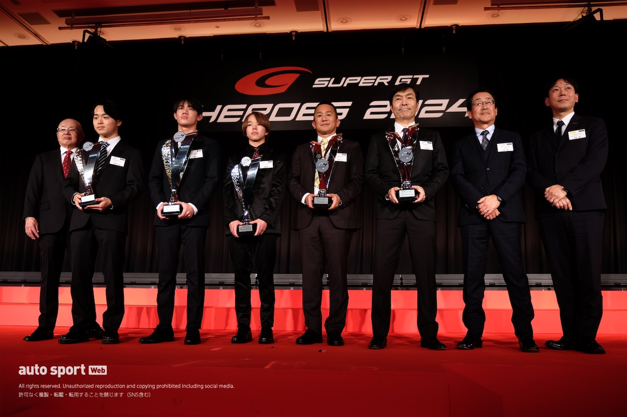 クインタレッリにトロフィーと花束がGTA坂東代表からサプライズ贈呈。スーパーGT年間表彰式『SUPER GT HEROES』開催
