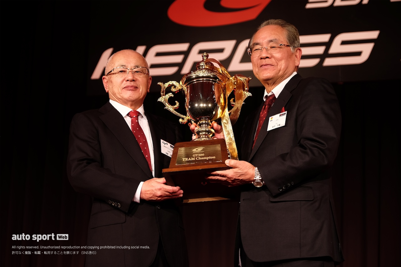 クインタレッリにトロフィーと花束がGTA坂東代表からサプライズ贈呈。スーパーGT年間表彰式『SUPER GT HEROES』開催