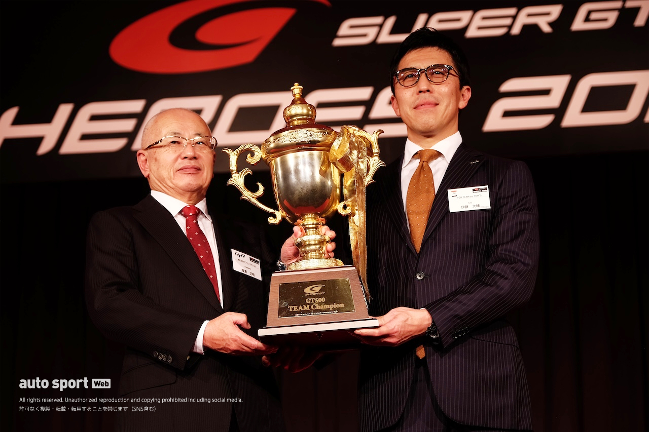 クインタレッリにトロフィーと花束がGTA坂東代表からサプライズ贈呈。スーパーGT年間表彰式『SUPER GT HEROES』開催