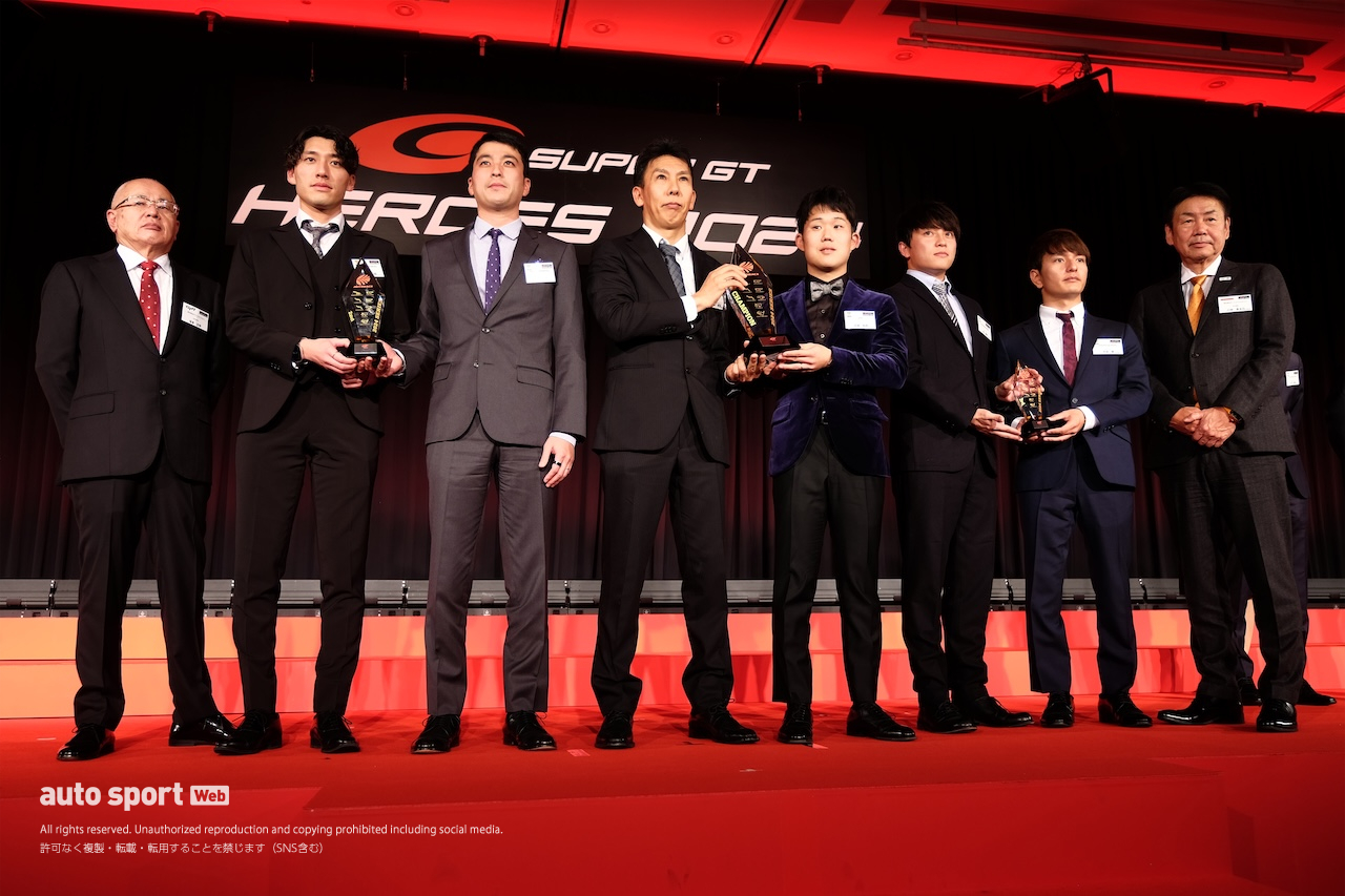 クインタレッリにトロフィーと花束がGTA坂東代表からサプライズ贈呈。スーパーGT年間表彰式『SUPER GT HEROES』開催