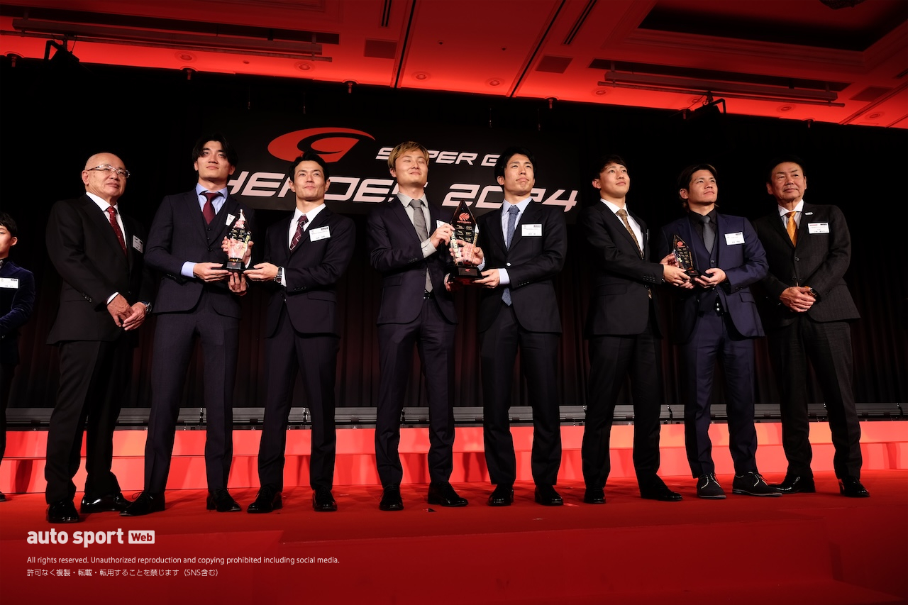 クインタレッリにトロフィーと花束がGTA坂東代表からサプライズ贈呈。スーパーGT年間表彰式『SUPER GT HEROES』開催