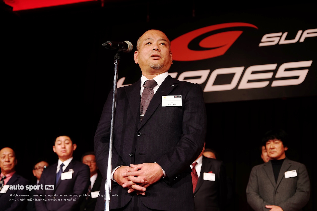 クインタレッリにトロフィーと花束がGTA坂東代表からサプライズ贈呈。スーパーGT年間表彰式『SUPER GT HEROES』開催