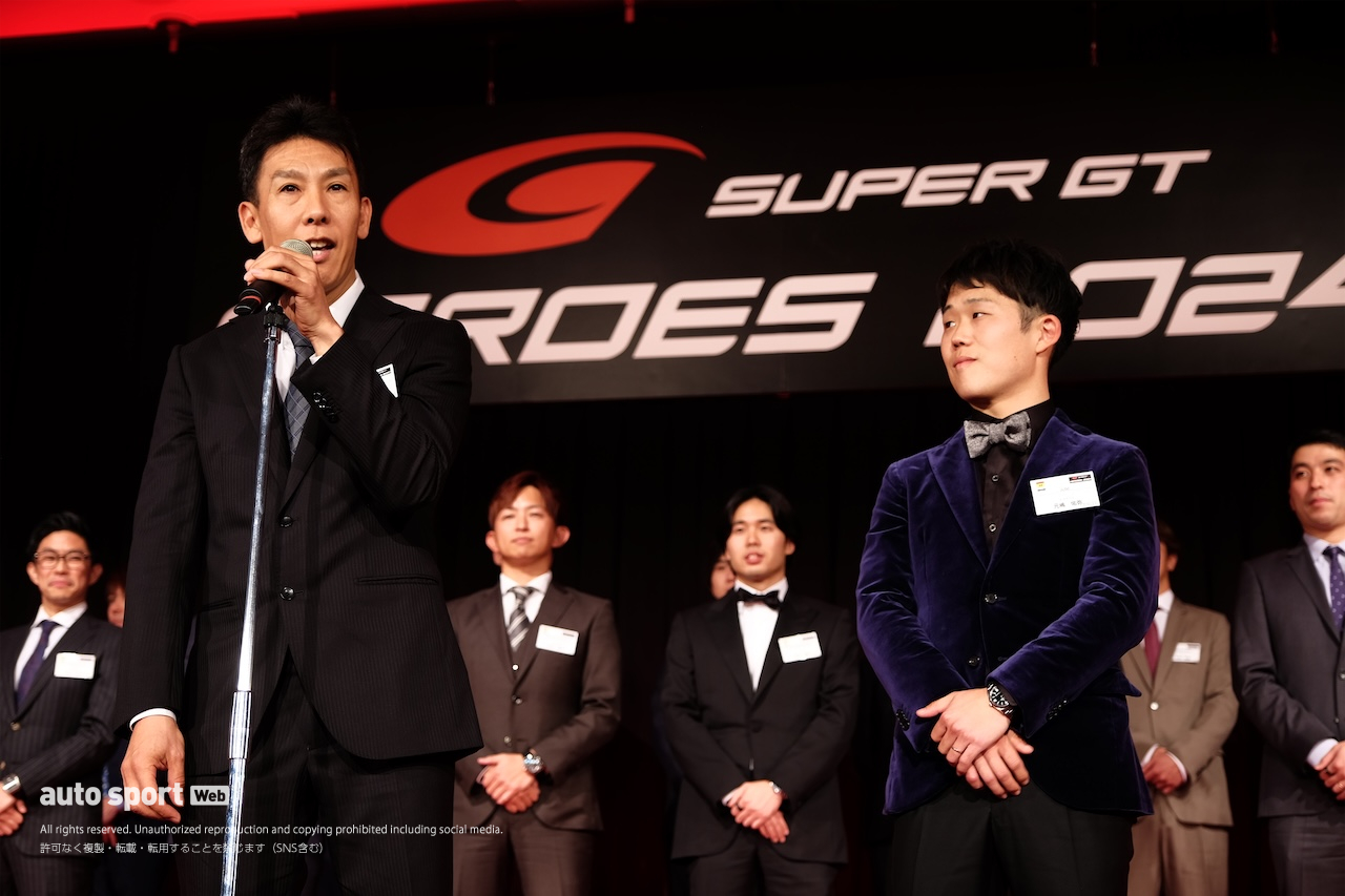 クインタレッリにトロフィーと花束がGTA坂東代表からサプライズ贈呈。スーパーGT年間表彰式『SUPER GT HEROES』開催