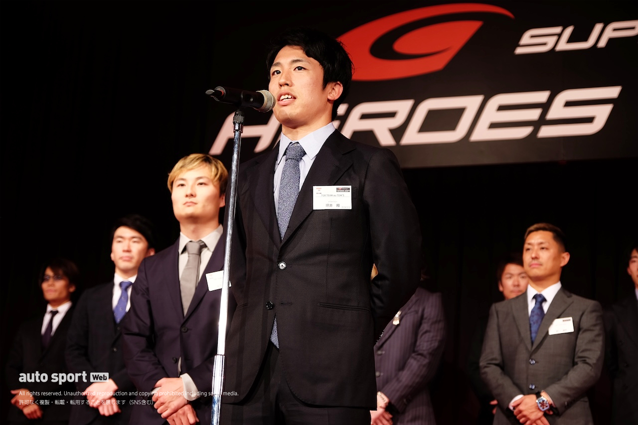 クインタレッリにトロフィーと花束がGTA坂東代表からサプライズ贈呈。スーパーGT年間表彰式『SUPER GT HEROES』開催