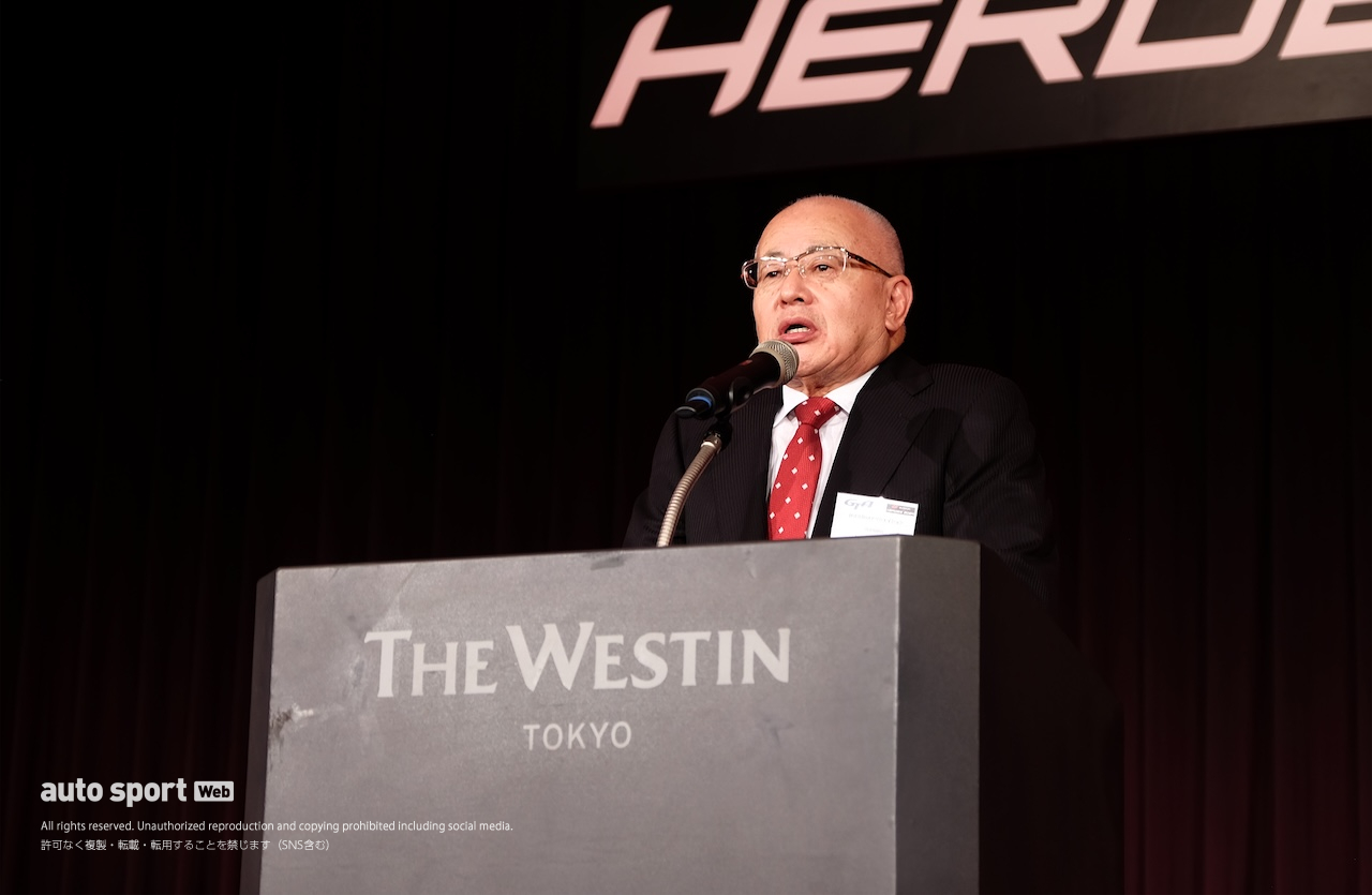 クインタレッリにトロフィーと花束がGTA坂東代表からサプライズ贈呈。スーパーGT年間表彰式『SUPER GT HEROES』開催