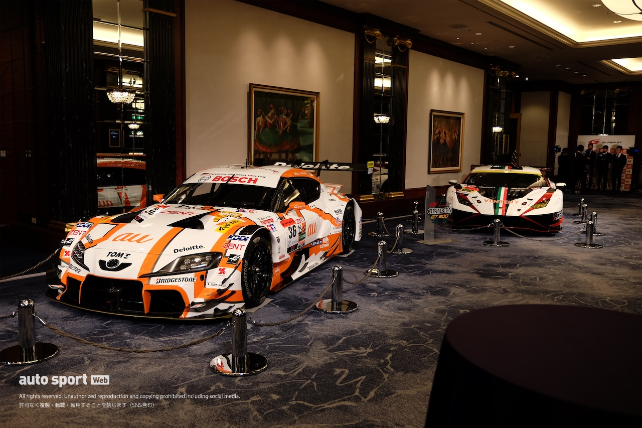 クインタレッリにトロフィーと花束がGTA坂東代表からサプライズ贈呈。スーパーGT年間表彰式『SUPER GT HEROES』開催