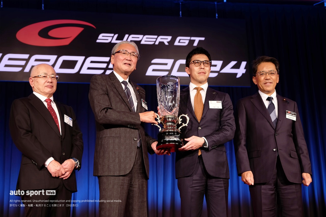クインタレッリにトロフィーと花束がGTA坂東代表からサプライズ贈呈。スーパーGT年間表彰式『SUPER GT HEROES』開催