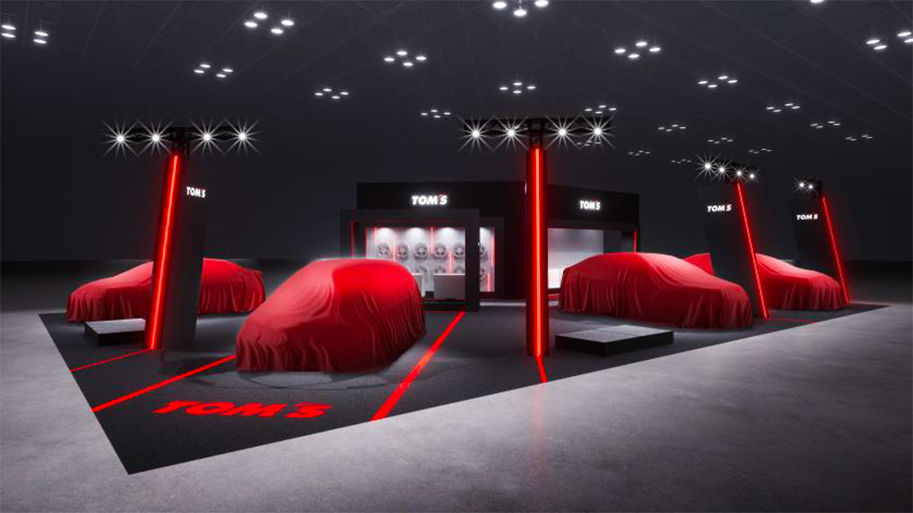 トムスがレースとクルマ、ふたつの軸で開発した車両を東京オートサロン2025で展示。ブースイベントも多数