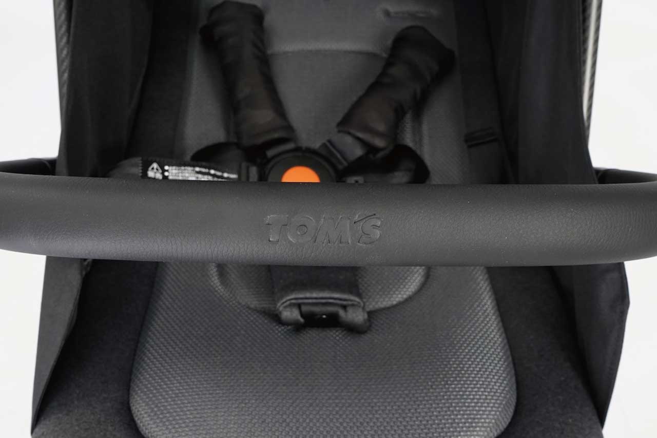 トムスからフレームにカーボンを使用した軽量ベビーカーが初登場。サスペンションスプリングを専用チューニング