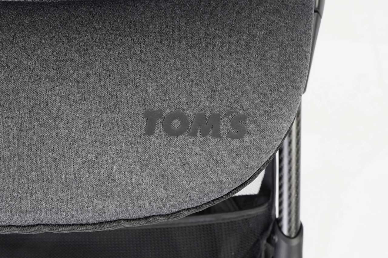 トムスからフレームにカーボンを使用した軽量ベビーカーが初登場。サスペンションスプリングを専用チューニング