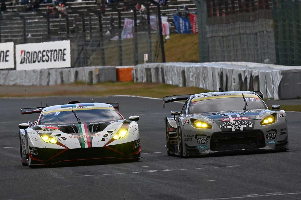 muta Racing GR86 GTとVENTENY Lamborghini GT3のバトル
